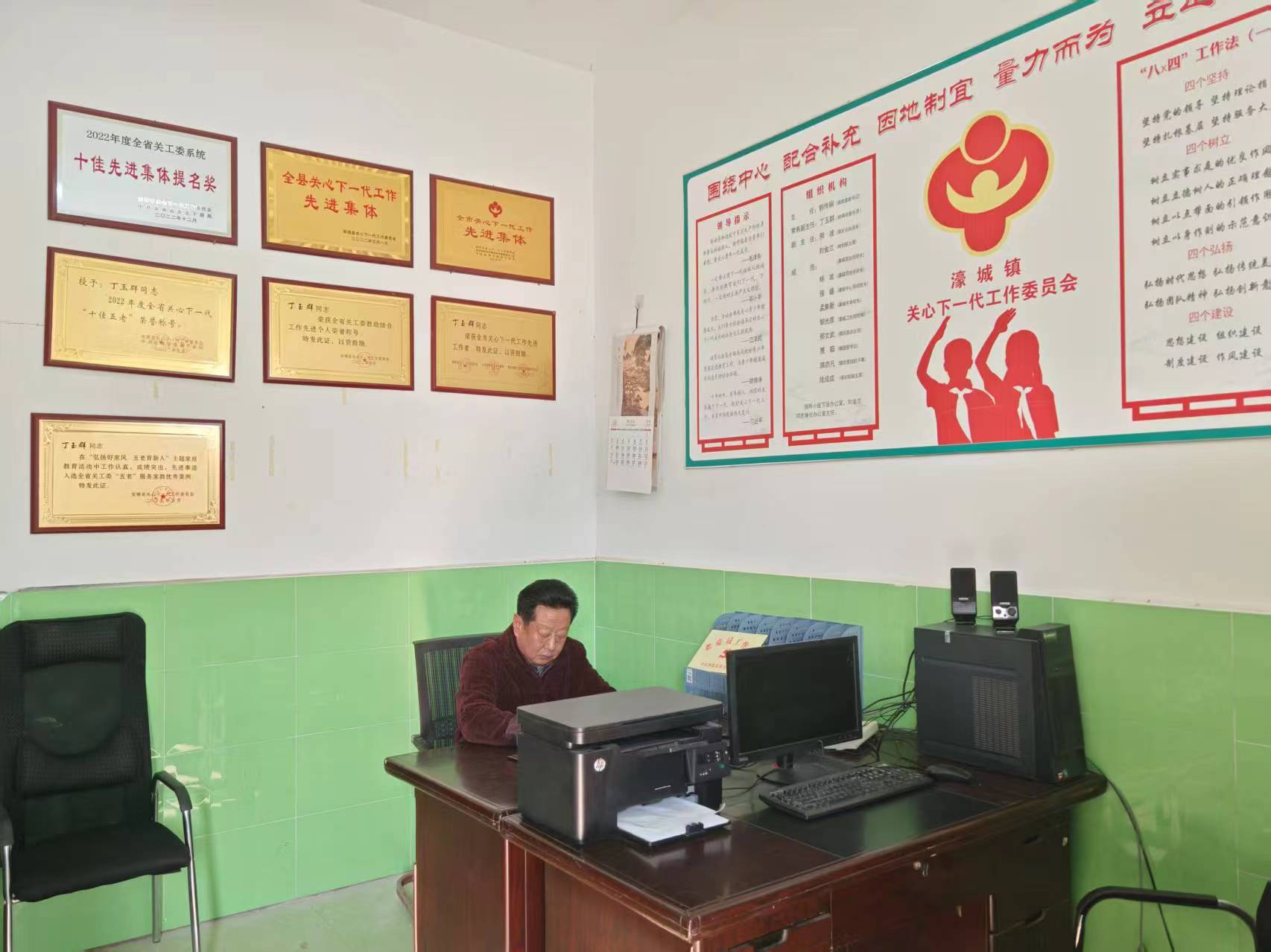 1765503201654655.jpg 丁玉群在办公.jpg