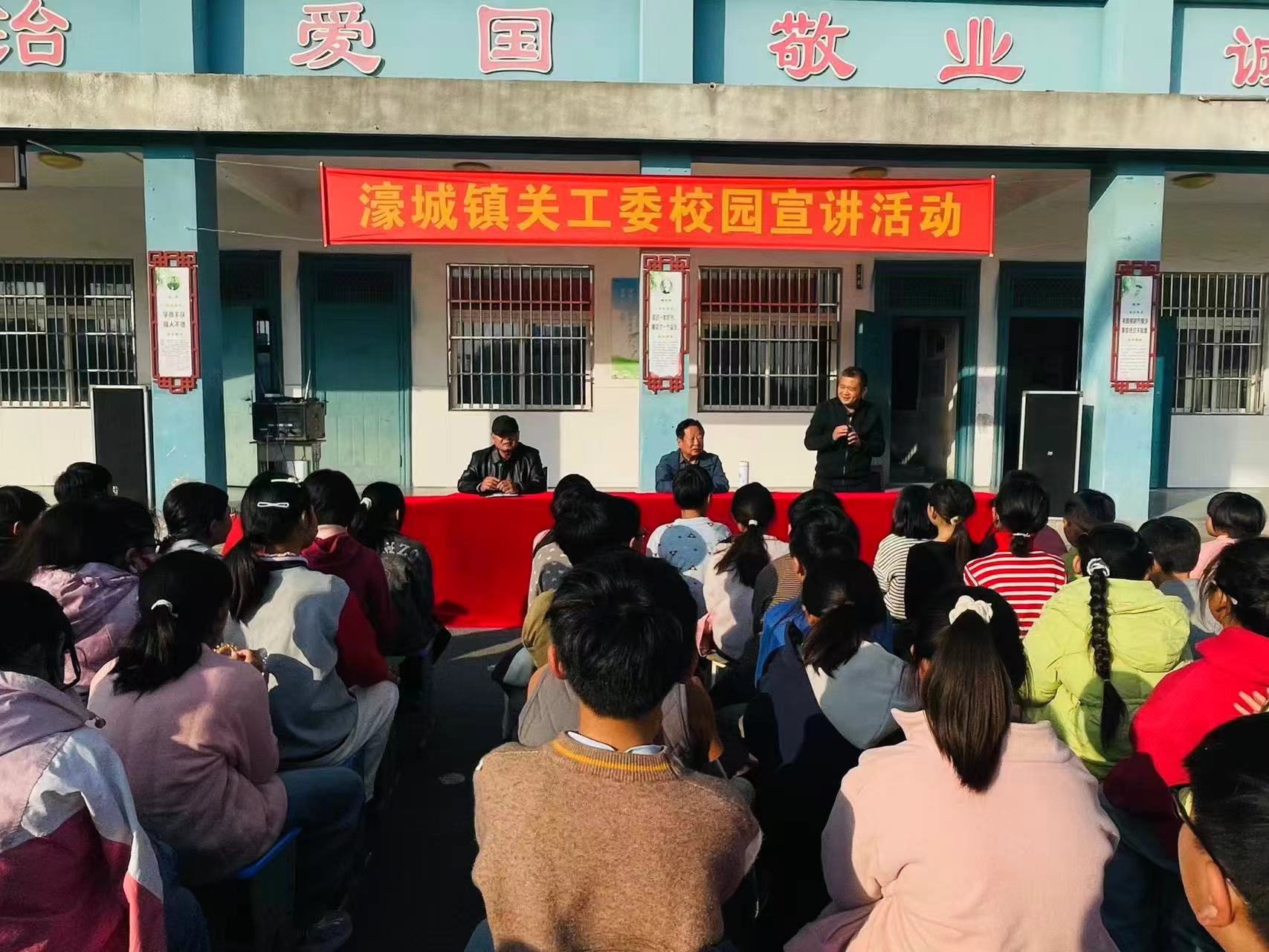 1765503259581746.jpg 丁玉群在校园宣讲.jpg