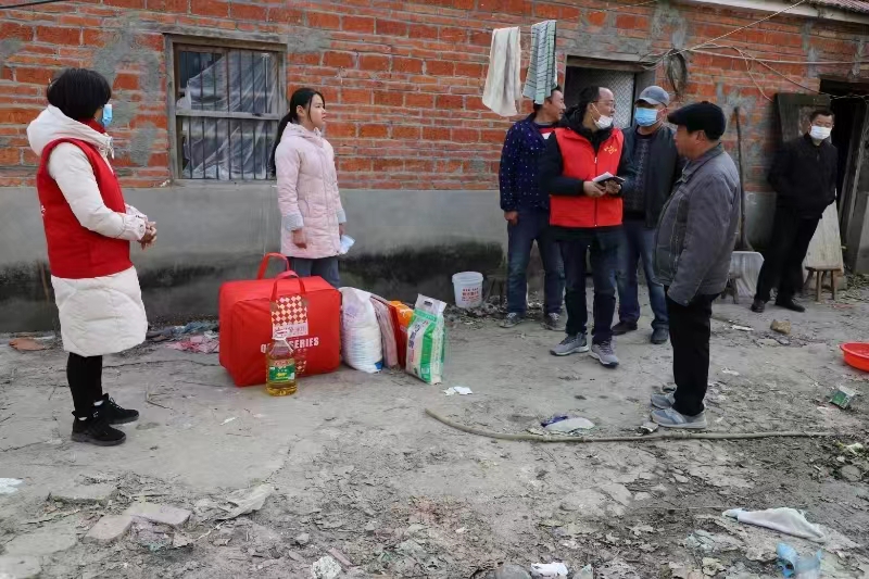 1765503715962869.jpg 丁玉群进村入户走访慰问.jpg