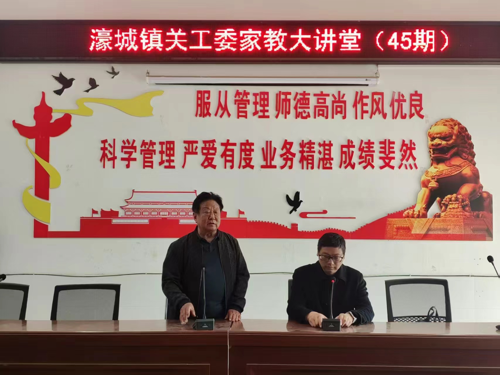 1765503796227457.jpg 丁玉群进村宣讲.jpg