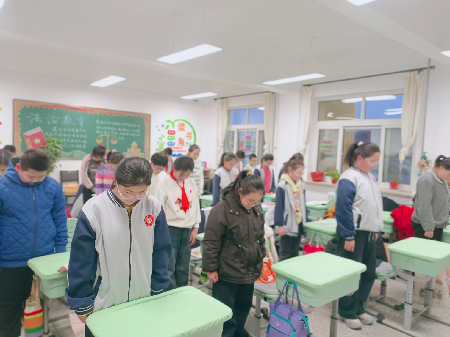 1765767079186238.jpg 建昌营小学“铭记历史,珍爱和平,做爱国小卫士”活动照片12_副本.jpg