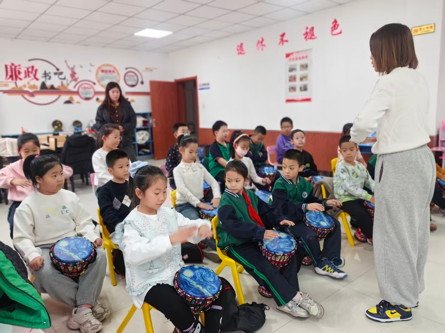 1765940050940374.jpg 西城街道王府社区“小小鼓手展风采 ,暖心花束伴成长”活动照片2_副本.jpg