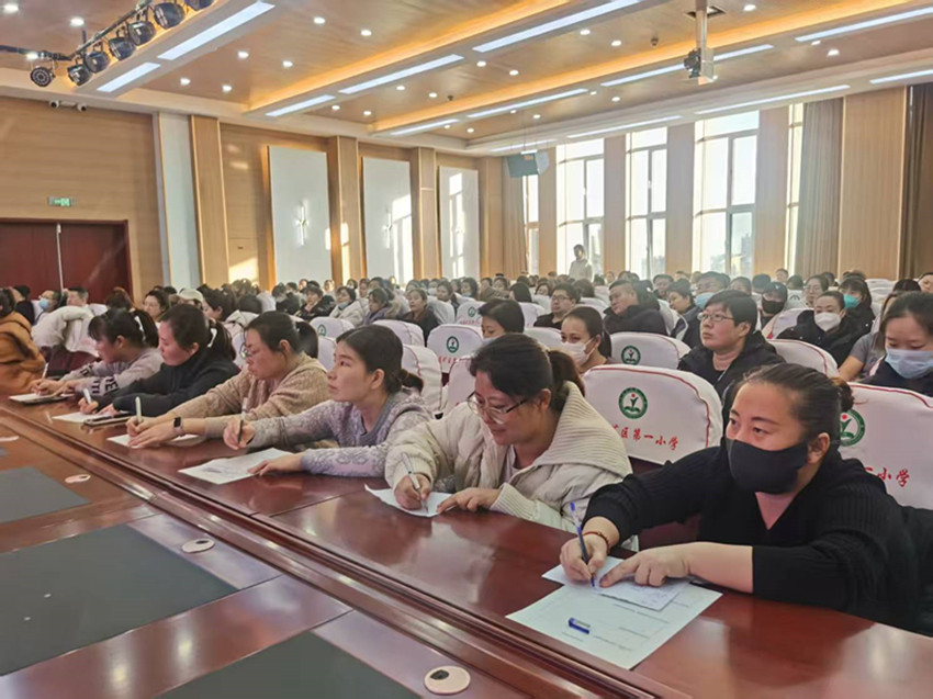 平矿一小“懂青春期，做会接招的家长”六年级培训会照片3_副本.jpg