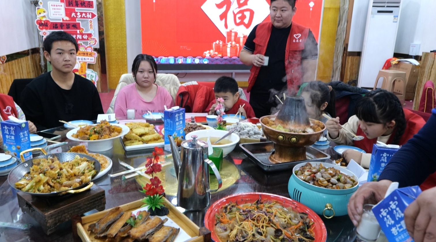 1767080297444622.jpg 草原蓝哈达协会“公益续航,温暖定格”年度十大活动盘点照片3_副本.jpg