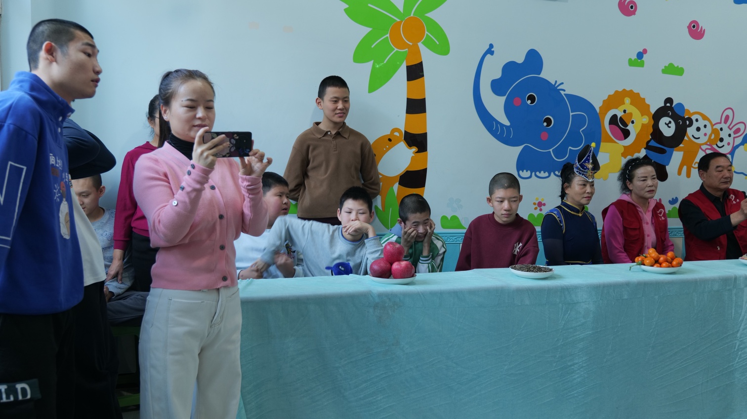 1767143845742817.jpg 草原蓝哈达协会“哈达映暖阳,欢歌暖雏燕”活动照片3_副本.jpg