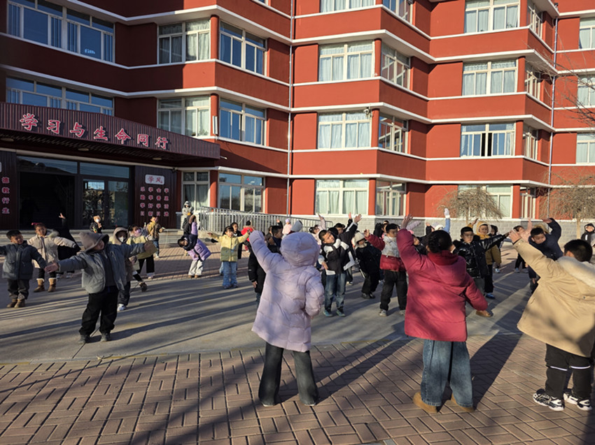 1767170838525440.jpg 平矿一小“五育融合润童心,素养测评展风采”教育综合实践活动照片1_副本.jpg