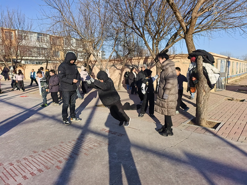 1767170889369908.jpg 平矿一小“五育融合润童心,素养测评展风采”教育综合实践活动照片3_副本.jpg