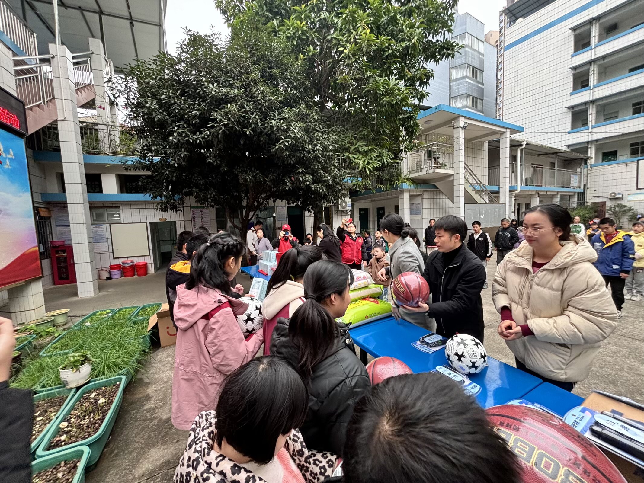 1767515956331201.jpg 通过物资派送宣传“扫黄打非”知识.jpg