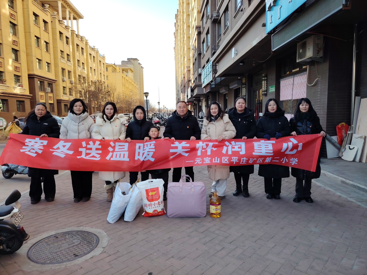 1767754124780104.jpg 平矿二小开展“寒冬送温暖,关怀润童心”寒假困难儿童走访慰问活动照片3_副本.jpg