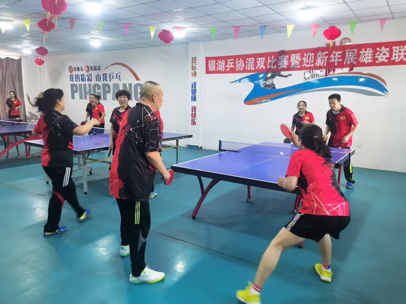 1767767547104280.jpg 红岗区银河街道温馨社区关工小组联合温馨社区乒乓球俱乐部,在新时代文明实践站举办“文明竞技、快乐健身”新年乒乓球混双比赛.jpg