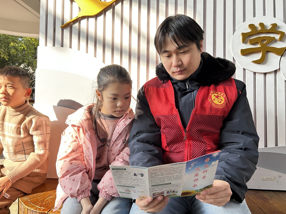 1767774783337308.jpg 1月7日,广西壮族自治区柳州市鱼峰区红锋社区关工领导小组开展反邪教进校园活动 守护青少年健康成长 (2)1.jpg