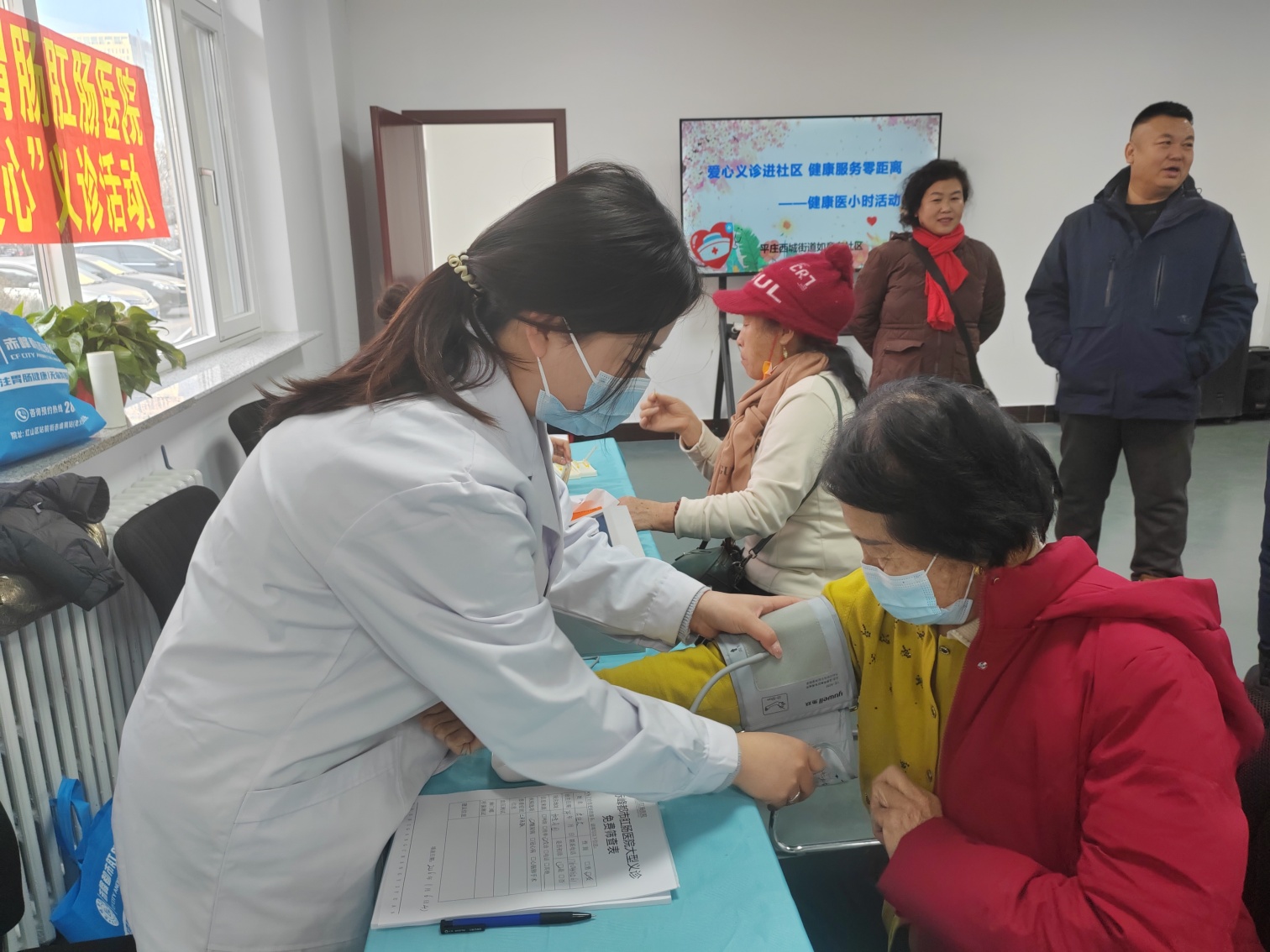 1767843741113404.jpg 西城街道如意东社区“爱心义诊进社区,健康服务零距“活动照片1_副本.jpg