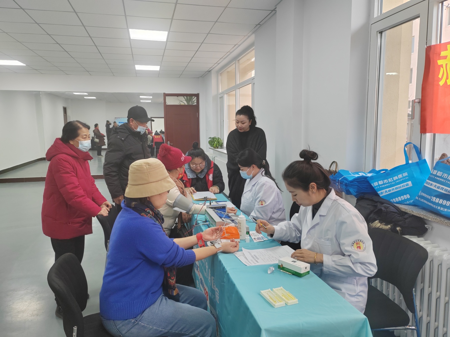 1767844364831504.jpg 西城街道如意东社区“爱心义诊进社区,健康服务零距“活动照片3_副本.jpg