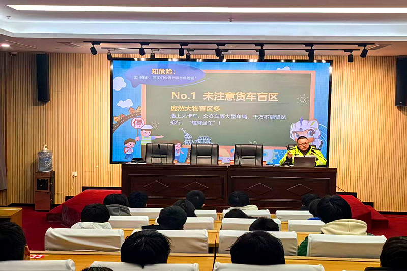 1767929865380651.jpg 江苏省南京市六合中等专业学校关工委举办交通安全专题讲座(1).jpg