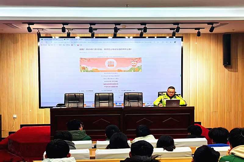 1767929881728586.jpg 江苏省南京市六合中等专业学校关工委举办交通安全专题讲座(2).jpg