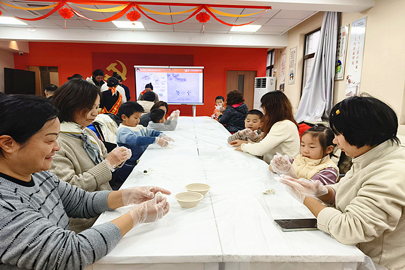 1767937031484437.jpg 江苏省南京市秦淮区“五老”村街道“五老”村社区开展“汤圆传情,乐聚冬至”亲子冬至包汤圆活动(1).jpg