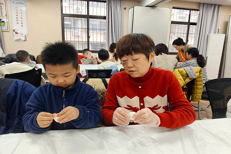 1767937038270368.jpg 江苏省南京市秦淮区“五老”村街道“五老”村社区开展“汤圆传情,乐聚冬至”亲子冬至包汤圆活动(2).jpg