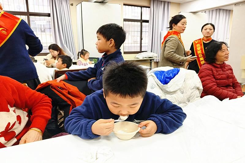 1767937059649313.jpg 江苏省南京市秦淮区“五老”村街道“五老”村社区开展“汤圆传情,乐聚冬至”亲子冬至包汤圆活动(4).jpg