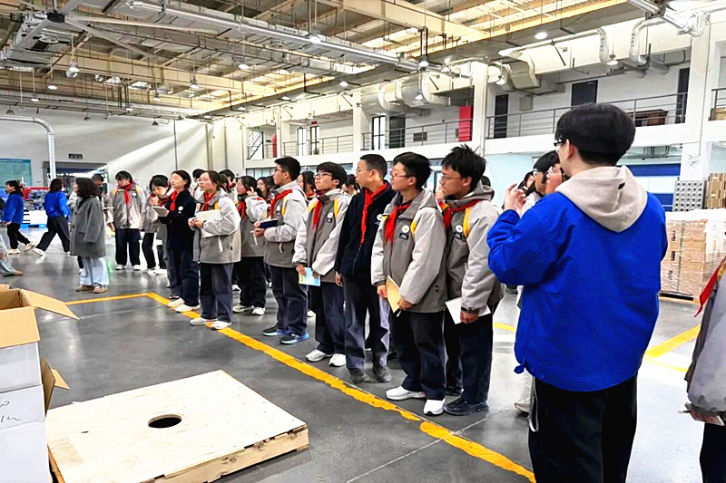 1768208712930427.jpg 江苏省南京市栖霞区摄山中学关工委组织学生赴江苏凤凰新华印务集团开展研学活动(3).jpg