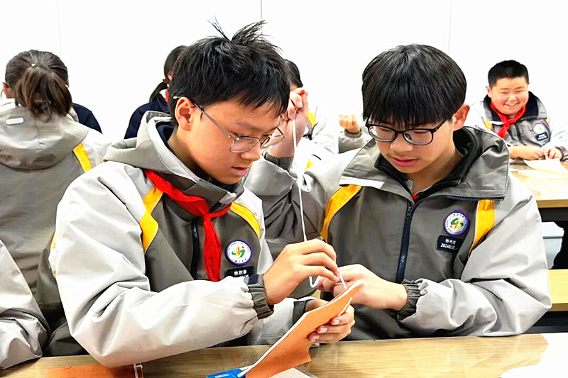 1768208736691603.jpg 江苏省南京市栖霞区摄山中学关工委组织学生赴江苏凤凰新华印务集团开展研学活动(6).jpg