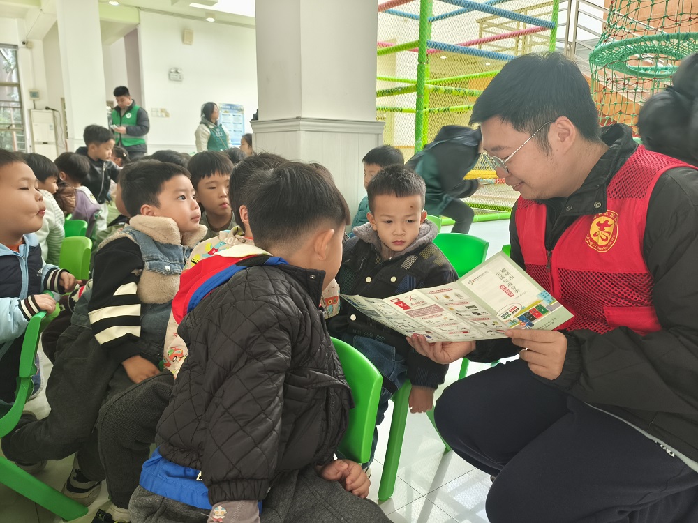 1768209225603160.jpg 2026年1月12日鱼峰区箭盘山街道华林社区关工小组开展“大手拉小手·垃圾分类齐步走”宣传教育活动41.jpg