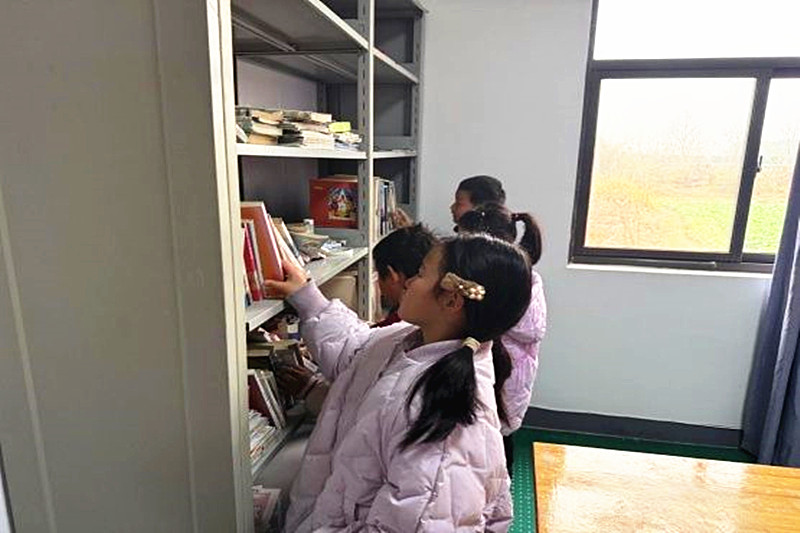 1768288764762712.jpg 江苏省南京市溧水区和凤镇孙家巷村关工委开展“书香润童心,阅读启新程”青少年阅读活动(1).jpg