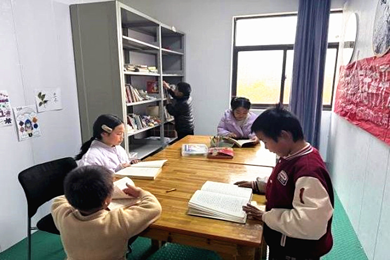 1768288772553170.jpg 江苏省南京市溧水区和凤镇孙家巷村关工委开展“书香润童心,阅读启新程”青少年阅读活动(2).jpg