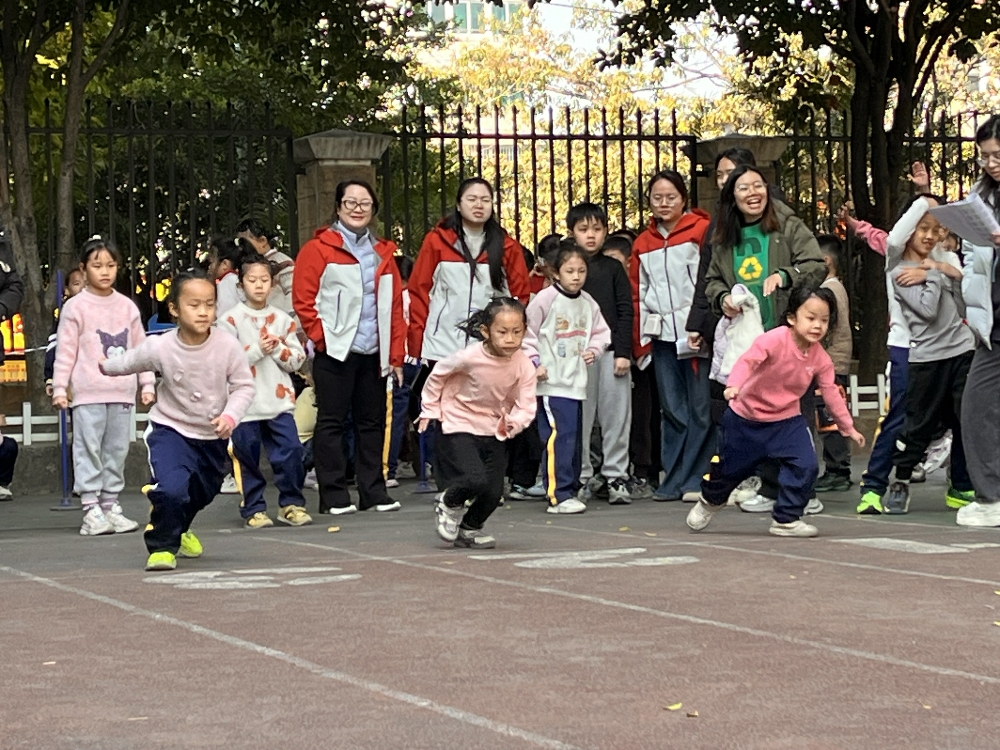 1月12日上午，广西壮族自治区柳州市鱼峰区天湖社区关工小组联合小学共同开展“暖童心 助成长”冬季运动会1.jpg