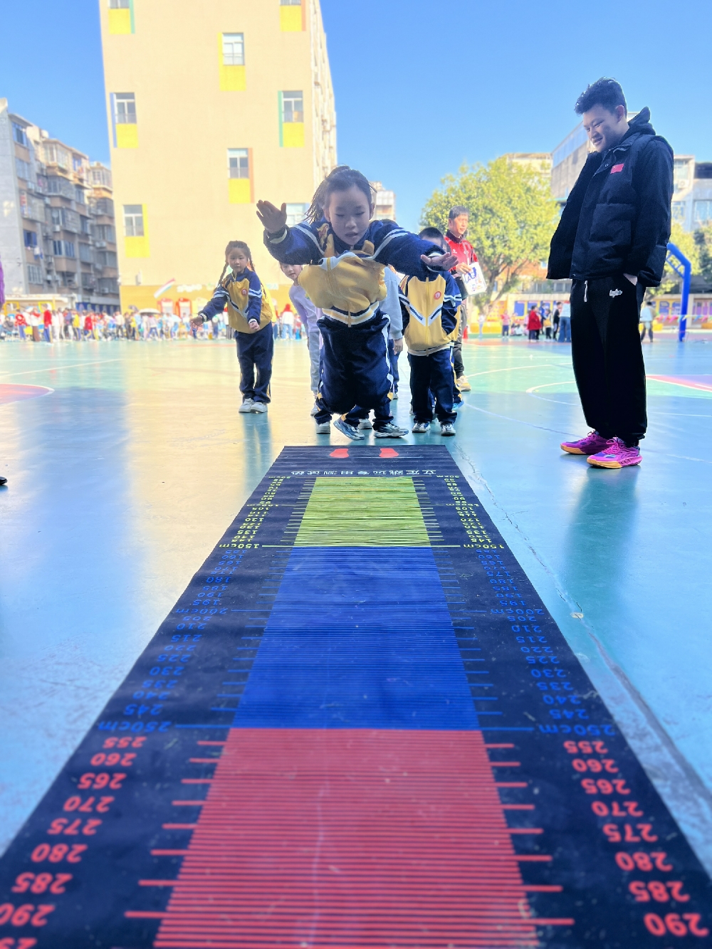 1月12日上午，广西壮族自治区柳州市鱼峰区天湖社区关工小组联合小学共同开展“暖童心 助成长”冬季运动会4.jpg