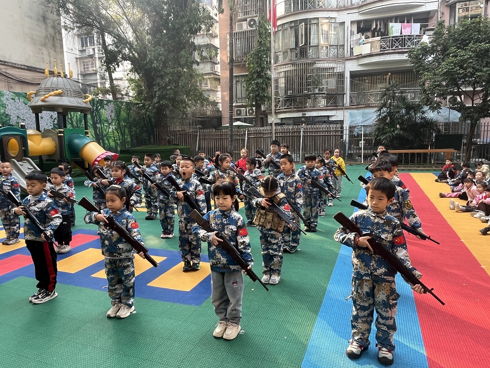 广西壮族自治区柳州市鱼峰区晶远社区关工小组、退役军人服务站联合辖区幼儿园开展军体课暨春季征兵宣传活动-持枪图1.jpg