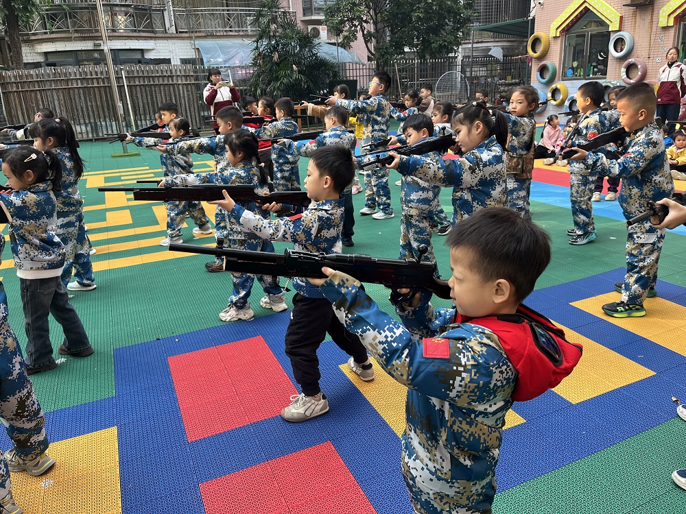广西壮族自治区柳州市鱼峰区晶远社区关工小组、退役军人服务站联合辖区幼儿园开展军体课暨春季征兵宣传活动-持枪图021.jpg