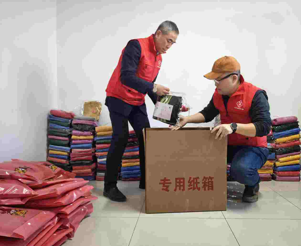 一厂关工委工作人员正在打包毛衣.jpg