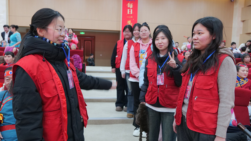 1768958805471240.jpg 草原兰哈达协会“蓝马甲”上线!青春护航春晚活动照片1_副本.jpg