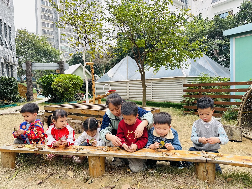 1768985583192956.jpg 1月19日,广西壮族自治区柳州市鱼峰区天湖社区关工小组开展“指尖拾叶藏清趣,落叶作笔绘童真”主题活动 (2)1.jpg