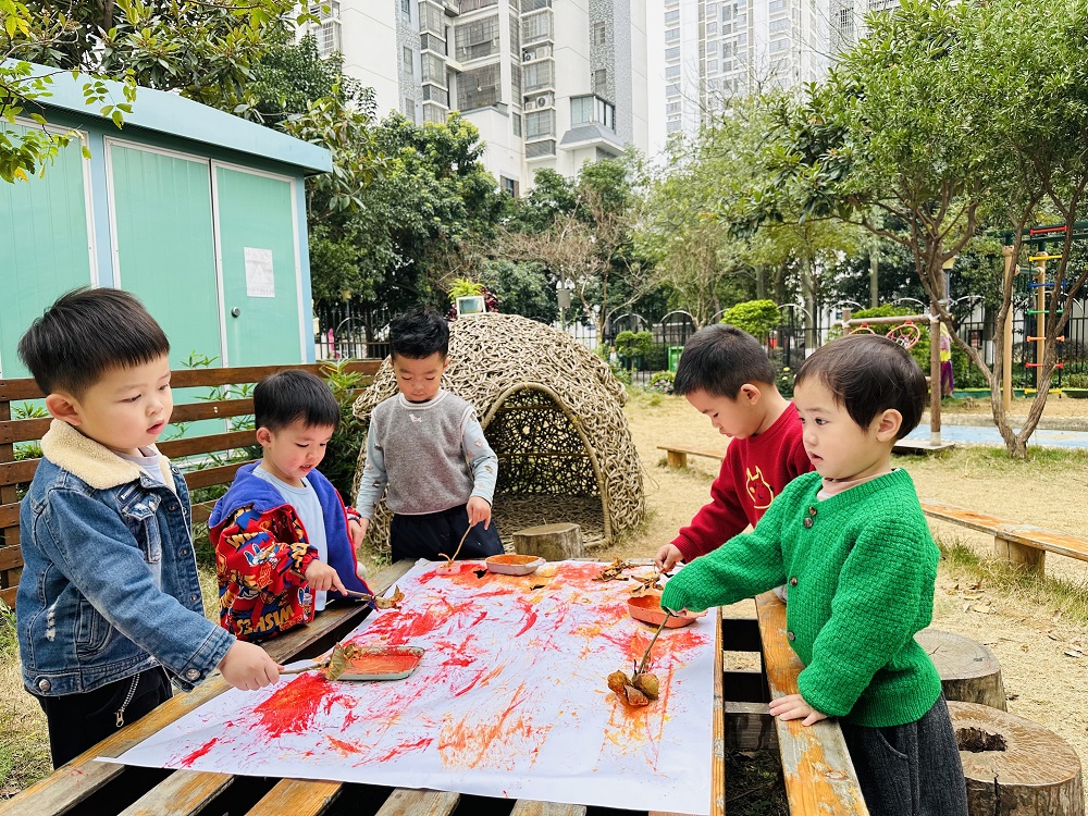 1768985591778352.jpg 1月19日,广西壮族自治区柳州市鱼峰区天湖社区关工小组开展“指尖拾叶藏清趣,落叶作笔绘童真”主题活动1.jpg