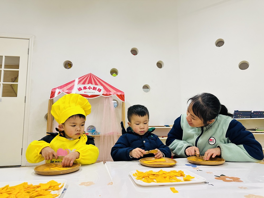 1769073516634553.jpg 1月20日,广西壮族自治区柳州市鱼峰区天湖社区关工小组开展“品糯糕承节气韵 伴稚子绘暖冬图”主题实践活动1.jpg