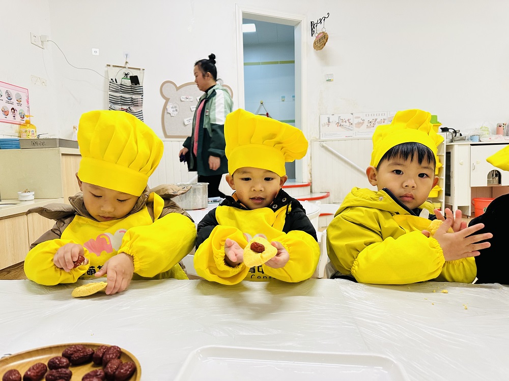 1769073522216253.jpg 1月20日,广西壮族自治区柳州市鱼峰区天湖社区关工小组开展“品糯糕承节气韵 伴稚子绘暖冬图”主题实践活动 (2)1.jpg