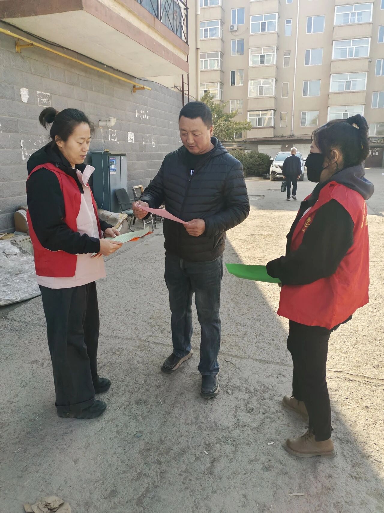 1769394627715930.jpg 黑龙江省宁安市东京城镇关工委组织志愿者开展“文明实践沐新风 安全出行伴你行”安全出行宣传活动.jpg