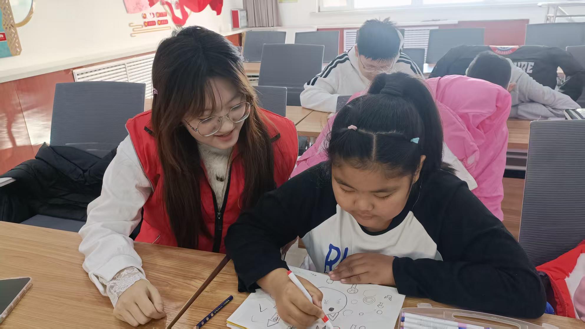 西城街道新天地社区“小小绘画家 寒假美术创想营”活动照片5.jpg