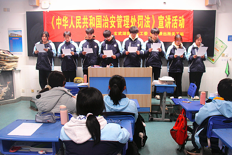 玄武湖街道关工委联合多部门开展法治宣讲进校园活动(4).jpg