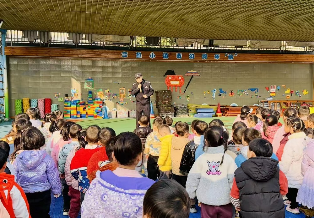 1月23日，广西壮族自治区柳州市鱼峰区天湖社区关工开展“寒假安全护童心 民警相伴平安行”安全教育活动11.jpg