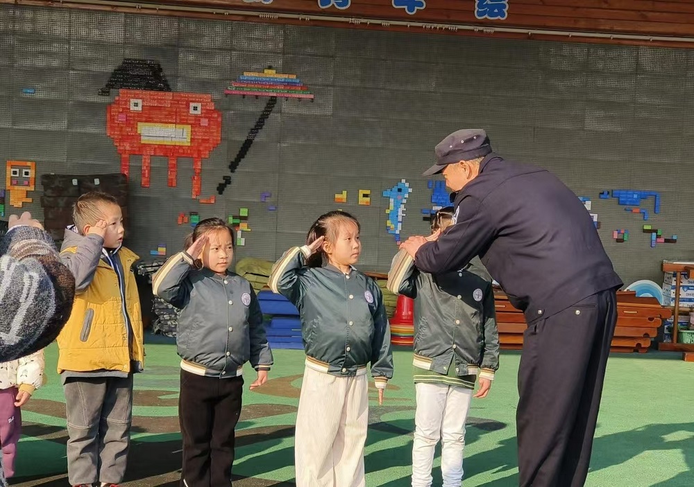 1月23日，广西壮族自治区柳州市鱼峰区天湖社区关工开展“寒假安全护童心 民警相伴平安行”安全教育活动31.jpg