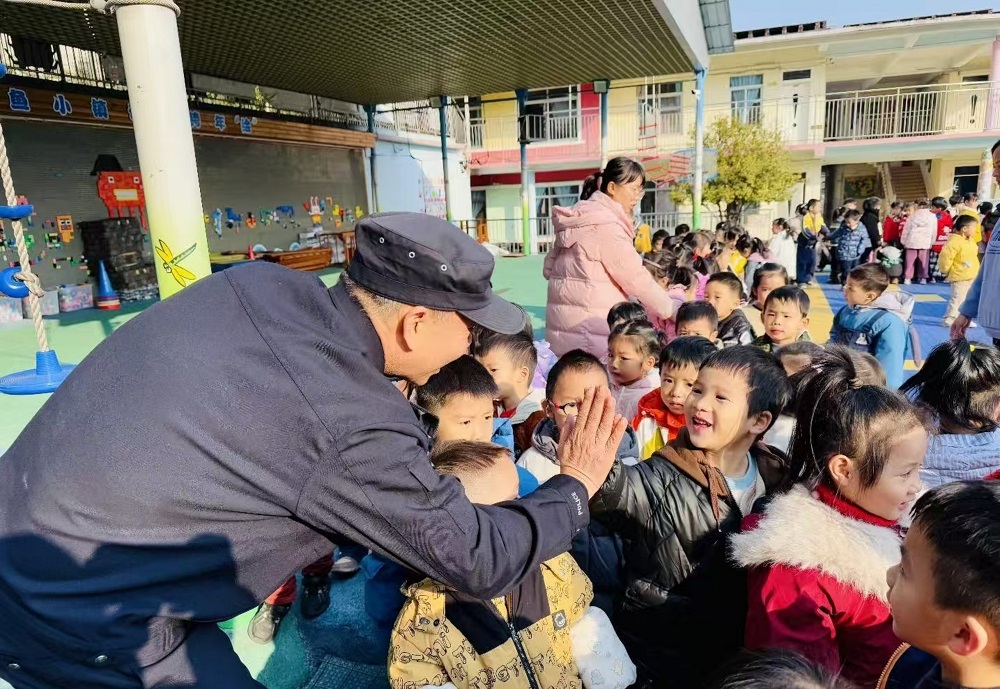 1月23日，广西壮族自治区柳州市鱼峰区天湖社区关工开展“寒假安全护童心 民警相伴平安行”安全教育活动41.jpg