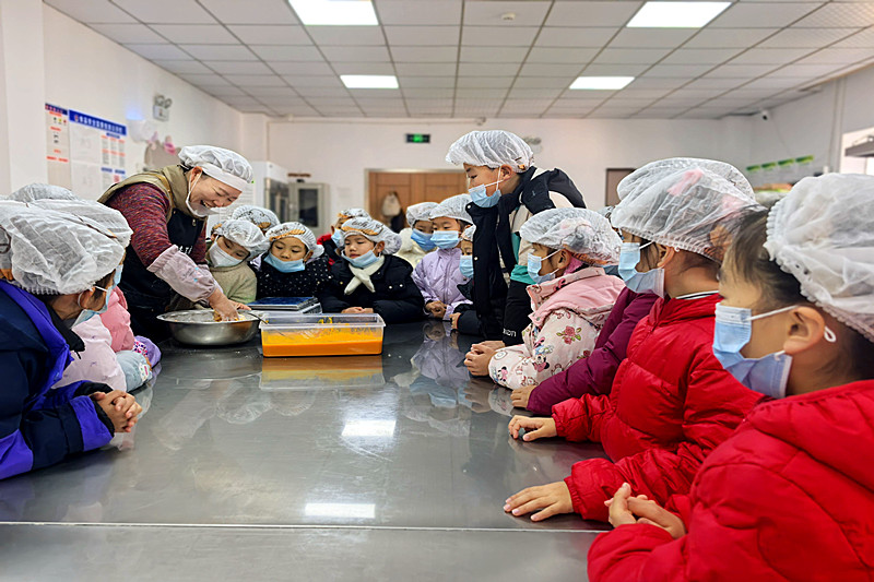 江苏省南京市江北新区盘城街道江北社区关工委开展“邻味工坊?儿童面点制作”实践活动(1).jpg