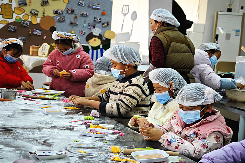 江苏省南京市江北新区盘城街道江北社区关工委开展“邻味工坊?儿童面点制作”实践活动(2).jpg