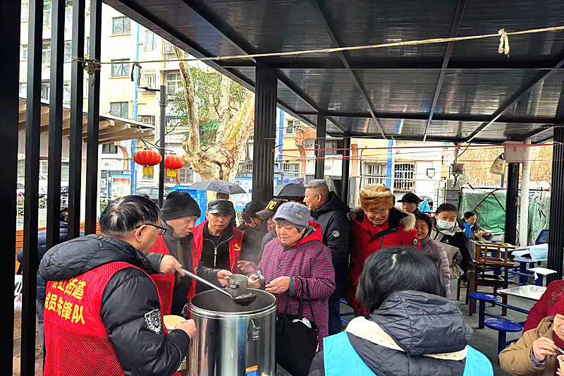 1769659094547996.jpg 江苏省南京市秦淮区秦虹街道武定新村社区腊八送粥暖民心 老少同心传温情(1).jpg