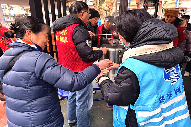1769659102968944.jpg 江苏省南京市秦淮区秦虹街道武定新村社区腊八送粥暖民心 老少同心传温情(2).jpg