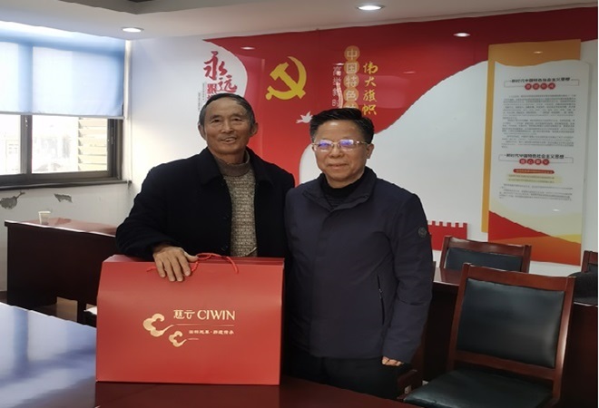 1769672619583358.jpg 2025.1.28肖仲伟等走访慰问汾湖严建生等优秀“五老”--.jpg