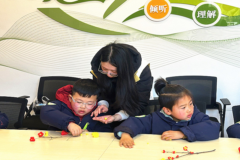 1769678381283614.jpg 江苏省南京市六合区龙池街道校外教育中心辅导站开展粘土梅花制作活动(1).jpg