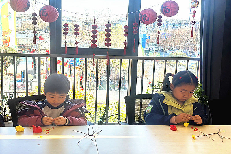 1769678391634841.jpg 江苏省南京市六合区龙池街道校外教育中心辅导站开展粘土梅花制作活动(2).jpg